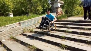Спуск по лестнице на коляске.