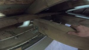 Устройство мауэрлата потолочного перекрытия стропильной системы вальмовой крыши с холодным чердаком
