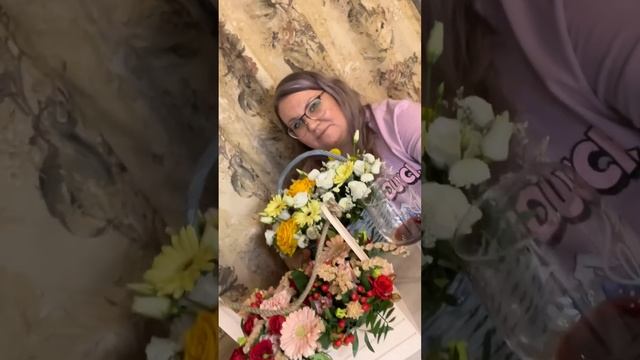 8 марта\Букеты от мужа и сына #праздник #8марта #жизньвроссии #евгениясергей #влог смотреть онлайн