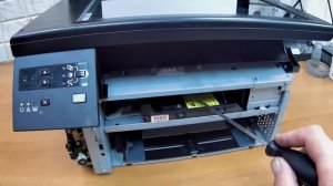 HP M1132 бесконечно моргает надпись HP на панели управления, а МФУ не выходит в готовность.