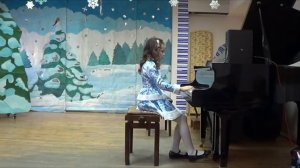 Е. Олёрская  "К НАМ НАМ ЕДЕТ ДЕД МОРОЗ",  исп. Абрамова София 2 год обучения
