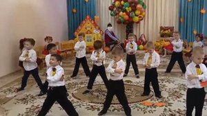 Танец "Листики кленовые, листики дубовые"