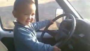 2-х летний мальчик за рулем!