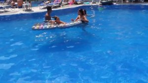 ВЛОГ!! БАССЕЙН Игры для Детей  Сезон РУСАЛОК в БАССЕЙНЕ и на море открыт  Ксюша и Катя как РУСАЛКИ