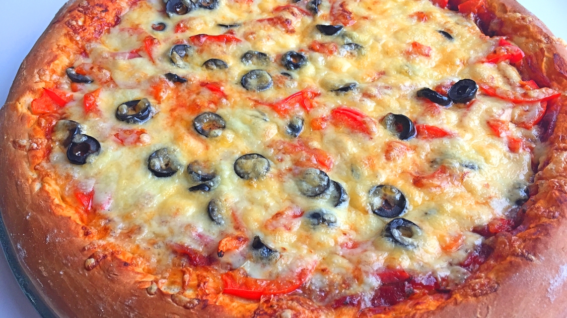 Домашняя пицца в духовке. Вкусная пицца с колбасой. Быстрый рецепт.mp4
