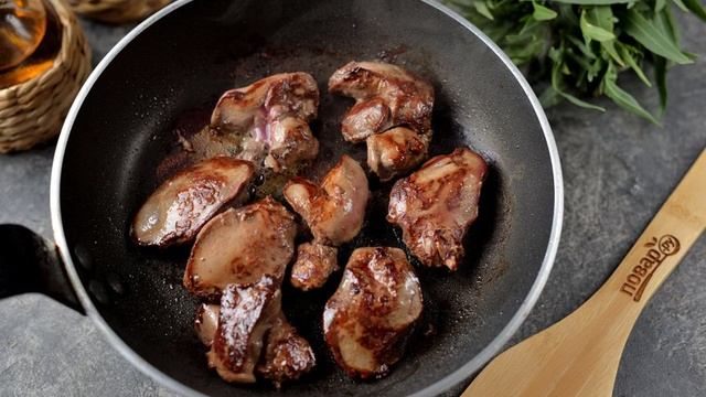 Теплый салат из куриной печени с рукколой