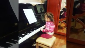Ребенок играет на пианино и поет )))смешно до слез))