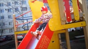 Детская игровая площадка. Игры во дворе дома.A children's Playground. Games in the yard.