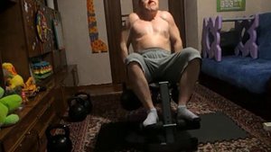 шраги с гирями сидя 32+32 кг.AVI