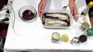 сельдь маринованная в соевом соусе. вяленная сельдь.