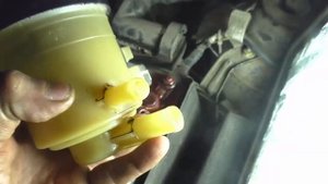 Как очистить бачок ГУР на Hyundai SOLARIS при замене жидкости