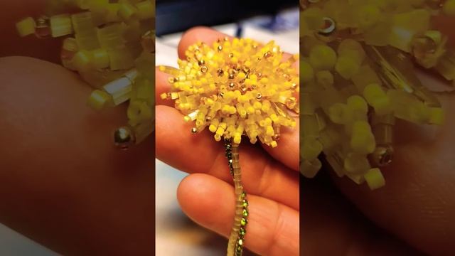 Брошь одуванчик из бисера, как настоящий! #handmadebrooch #брошьодуванчик смотреть онлайн