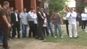 русские гости на чеченской свадьбе танцуют лезгинку