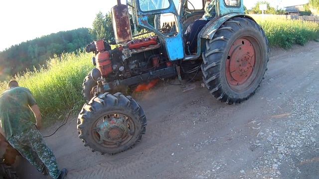 Чудо техника в работе заводит трактор Т-40 с толкача