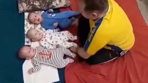 Папа веселит тройняшек!