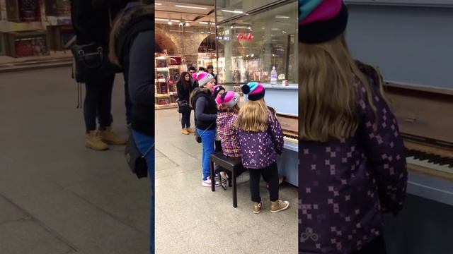 Дети выступают возле пианино для всех на вокзале St Pancras смотреть онлайн