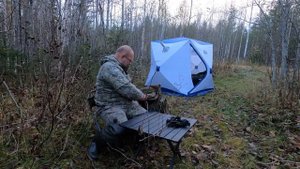 Рыбалка на лесном озере в Карелии в октябре.