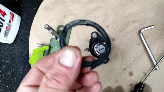 установка замка багажника от Волги на Ауди 100 с3 и замена уплотнителя замка. смотреть онлайн