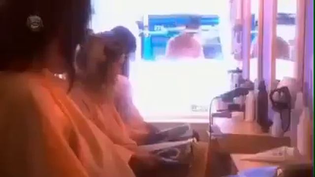 Красавчик моет окно. смотреть онлайн