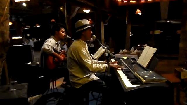 Красивая песня лирическая (живая музыка) так исполняют тайские музыканты.