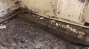 Демонтаж деревянного пола в саманном доме
