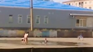 Дети купаются в луже :-*