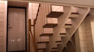 ЛЕСТНИЦА НА ВТОРОЙ ЭТАЖ СО СМЕЩЕННЫМИ КОСОУРАМИ