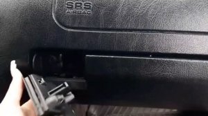 Как открыть бардачок в mercedes-benz W202