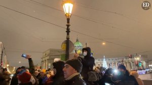 Уличные музыканты проводили 2021 год «Песней без слов» Виктора Цоя – «Весь мир идет на меня войной»