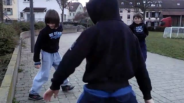 Сальто с риском, на тротуаре. смотреть онлайн