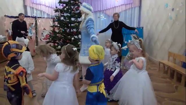 Первый утренник в детском саду. Моя доченька в фиолетовом платьице.
