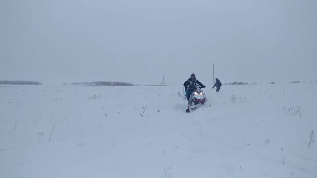 Буксирую сноубордистов на снегоходе смотреть онлайн