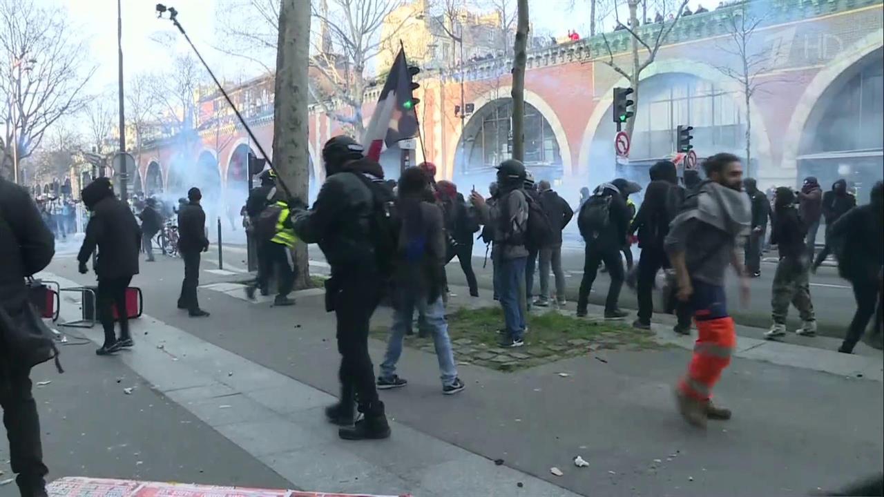 В Париже проходит очередная массовая манифестация против пенсионной реформы