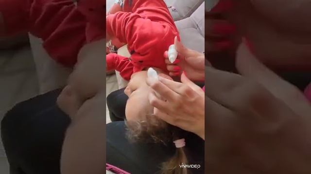 лайфхак как снять сережки после прокола ушей,без боли и криков смотреть онлайн