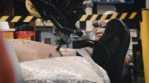 Первый в мире робот-татуировщик
