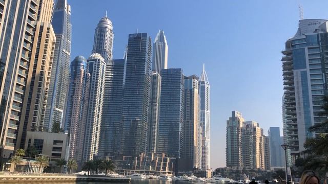 Недвижимость в Дубае. Билдинг N9 на фоне яхты в Дубай Марине смотреть онлайн