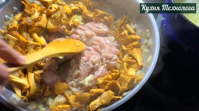 Этот рецепт сводит с ума: лисички с курочкой в сметанном соусе нежнее, чем мясо по-строгановски