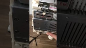 Точная регулировка положения игл на передней игольнице бразера.