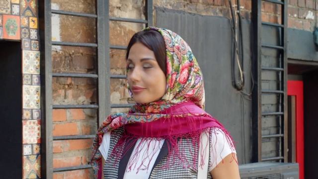 Платок шерстяной с шелковой бахромой "Подружкины посиделки", вид 6, 135х135 см смотреть онлайн