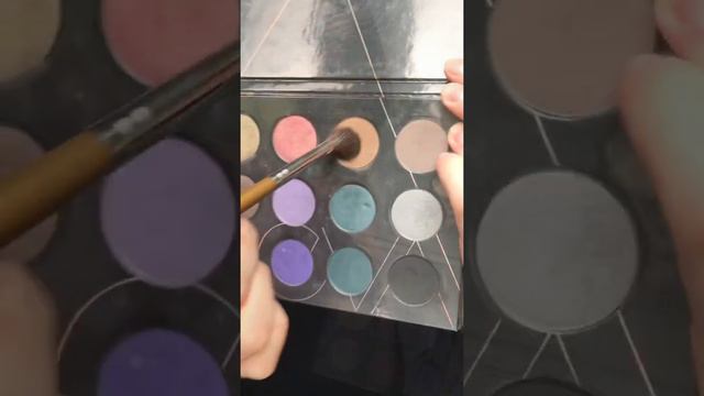 Сияющий Smokey eyes смотреть онлайн