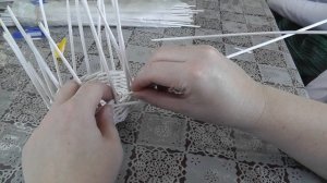 Как прятать стыки при наращивании рабочих трубочек. Плетение из газет