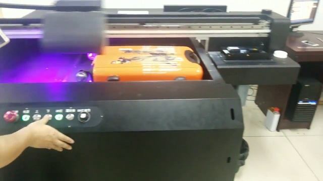 УФ принтер для печати на чемоданах смотреть онлайн