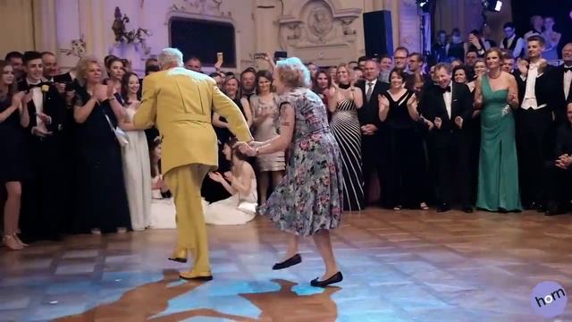 Пожилая пара отжигает на танцполе