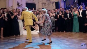 Пожилая пара отжигает на танцполе