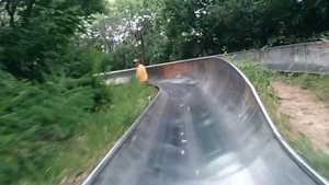 Спуск с горы металлическому жерлу в Далянь.mp4