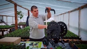 Как полить большие объемы рассады? Тележка для шланга в помощь!