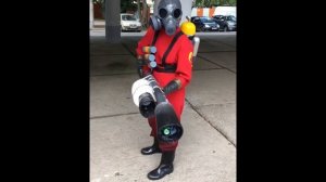 TF2 Pyro Cosplay - Flamethrower blows bubbles