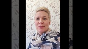 Родители читают выпускникам стихотворение.