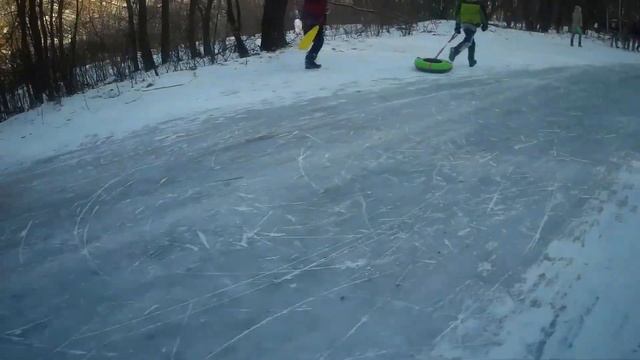 Катаемся с большой ледяной горки на снегокате смотреть онлайн