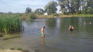 Kids swimming together and having fun. Дети плавают вместе и веселятся